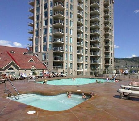 Sunset Waterfront Resort By Kelownacondorentals Екстер'єр фото