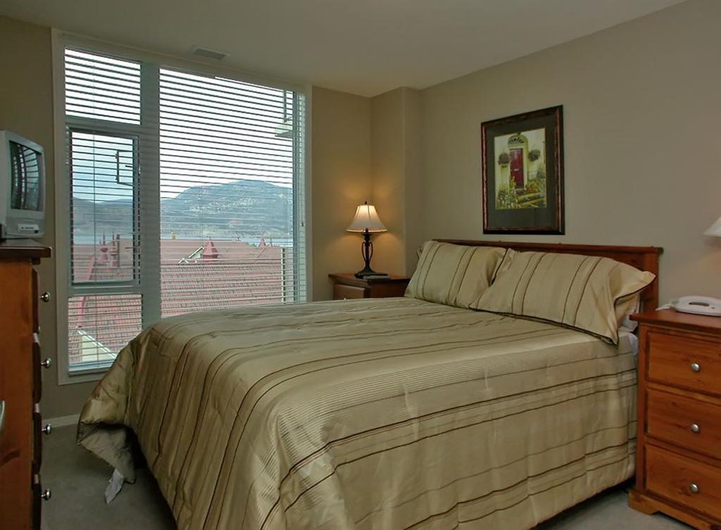 Sunset Waterfront Resort By Kelownacondorentals Екстер'єр фото