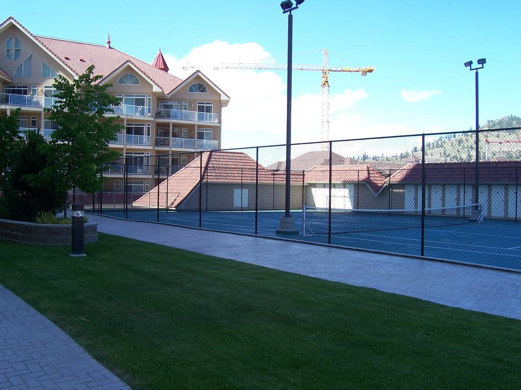 Sunset Waterfront Resort By Kelownacondorentals Екстер'єр фото