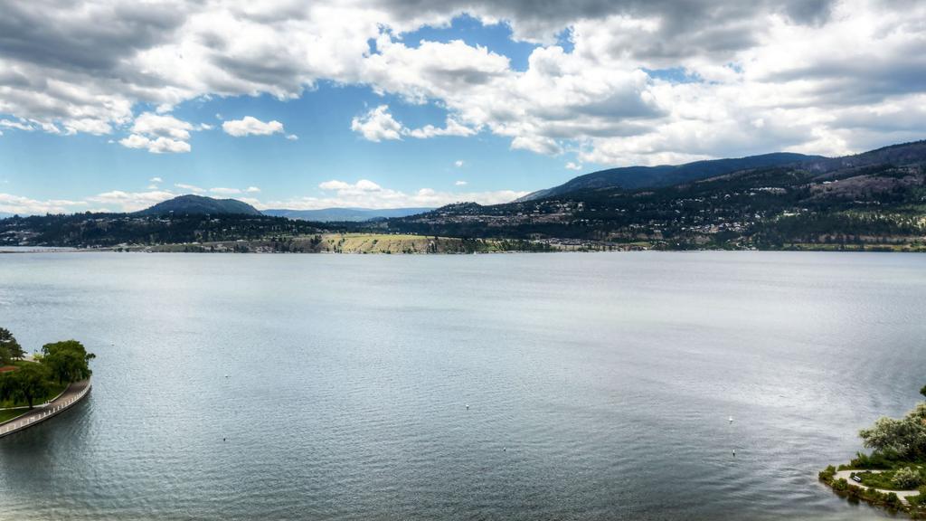 Sunset Waterfront Resort By Kelownacondorentals Екстер'єр фото