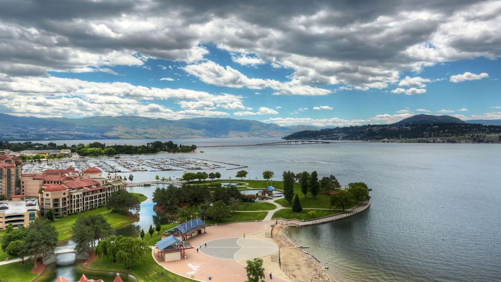 Sunset Waterfront Resort By Kelownacondorentals Екстер'єр фото