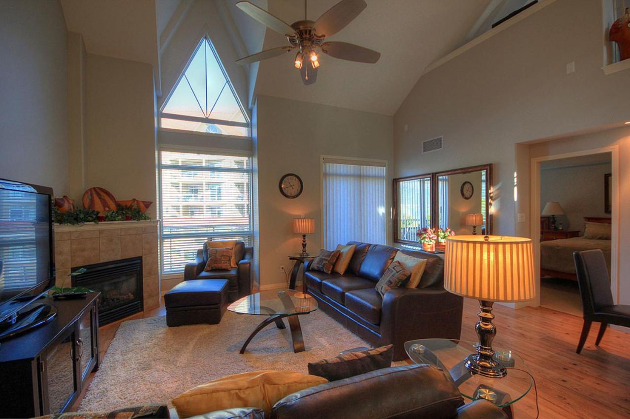 Sunset Waterfront Resort By Kelownacondorentals Екстер'єр фото